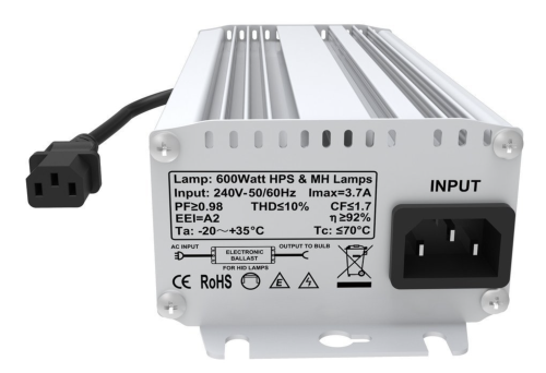 Widok zasilacza Fortis Master 600W od frontu z panelem technicznym i gniazdem zasilania.