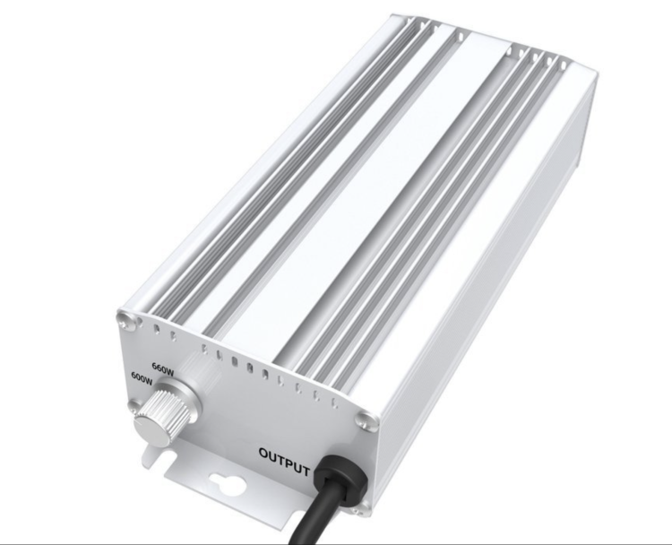 Panel wyjściowy z pokrętłem regulacji mocy (250W–660W) oraz gniazdem wyjściowym.