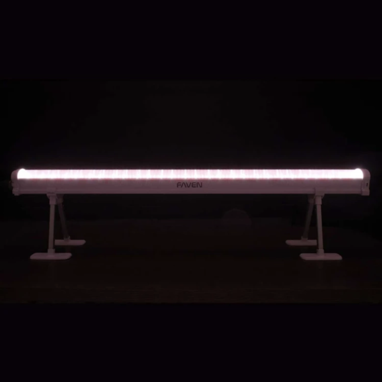 Lampa Faven R8 podczas pracy – równomierne czerwone światło wspierające kwitnienie.