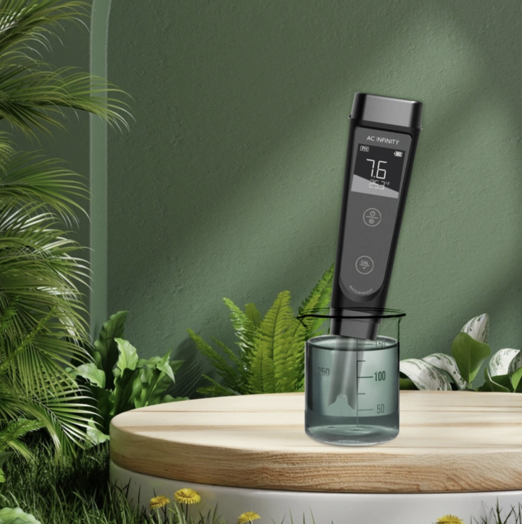 AC Infinity Hydroponic Meter PRO Kit AC-PHM7 podczas pomiaru pH, EC i TDS wody w szklance laboratoryjnej, profesjonalny miernik hydroponiczny do kontroli roztworów odżywczych.