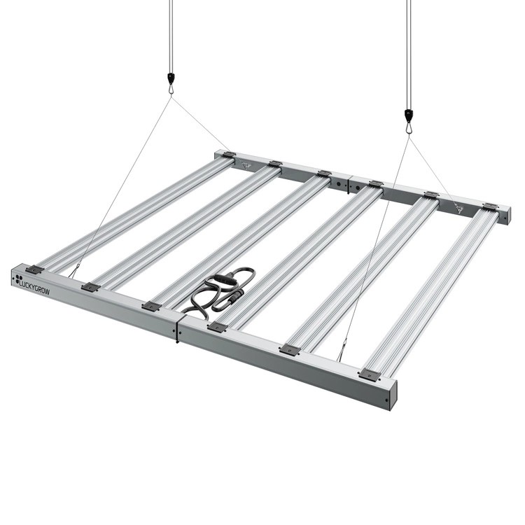 Lampa FLEX 720W podwieszona na linkach w growboxie
