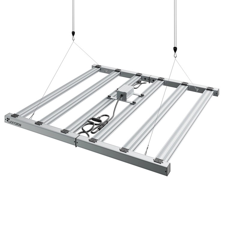 Lampa FLEX 720W podwieszona na linkach w growboxie