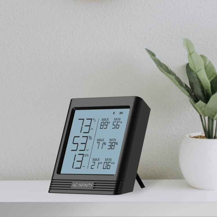 AC Infinity Smart Hygrometer B2 - higrometr ustawiony na podstawce