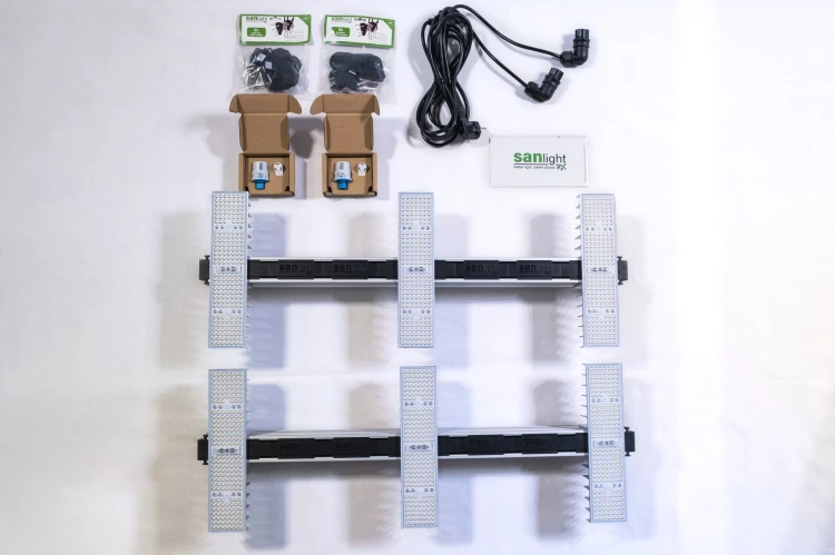 SANlight 100 Set 1.5 zawartość zestawu dwie oprawy EVO 3-100 kabel Y wieszaki